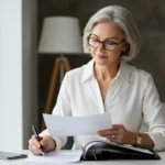 Mulher de 45 anos planejando mudança de carreira em escritório moderno